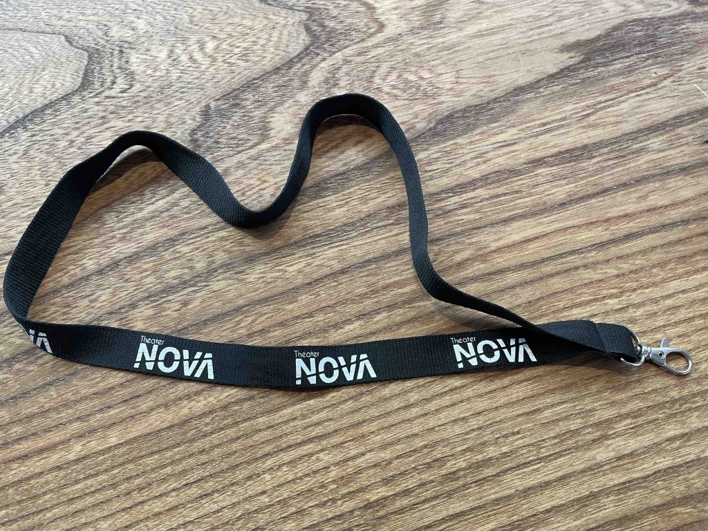 Schwarzes Schlüsselband mit dem Aufdruck «NOVA»